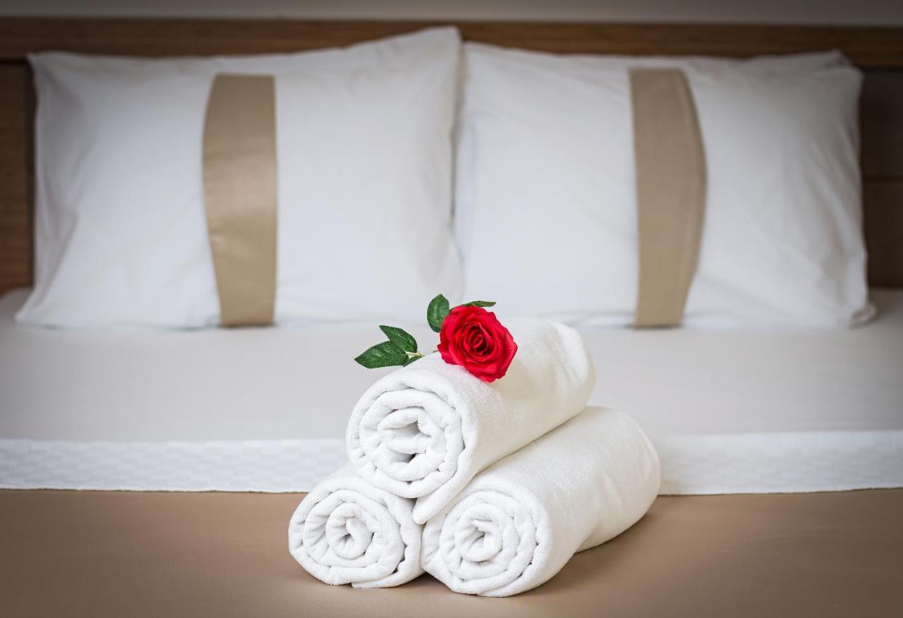 Zeyn Otel Istanbul Exterior photo Towels on a bed